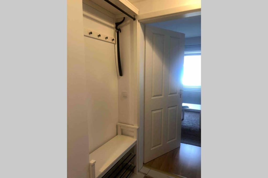 Gemuetliche Sanierte 1 Zimmer Wohnung Mit Privatem Parkplatz Im Zentrum Kiel Exterior photo